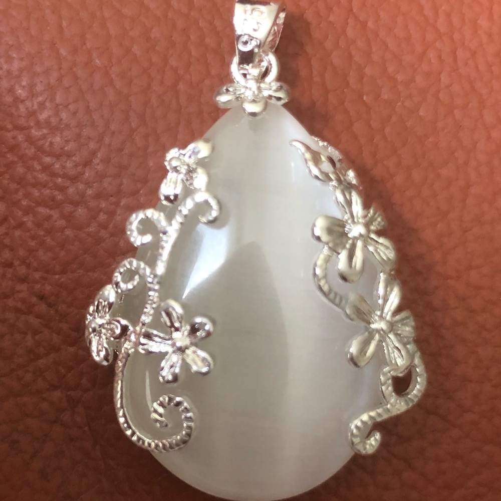 Pendant & Stone - Picture 1 of 3